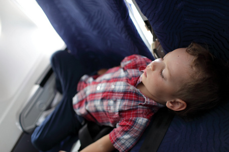在飞机上睡觉的孩子