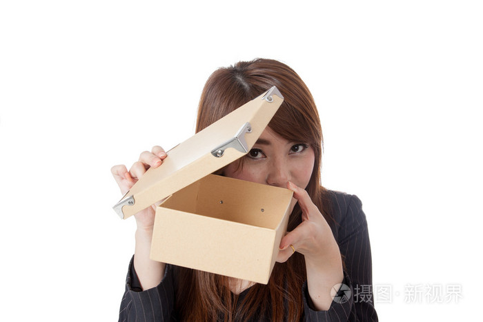 亚洲女商人打开仔细打开盒子仔细