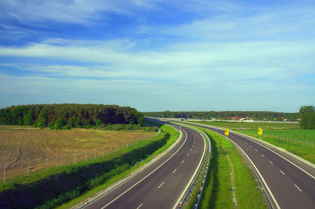 双车道公路图片-双车道公路素材-双车道公路插画-摄图新视界