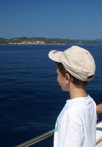 男孩从船上风景