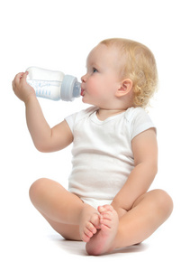 婴儿婴儿学步车坐和饮用水