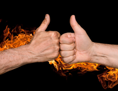两名男子撞拳头攻击火火焰的拇指照片