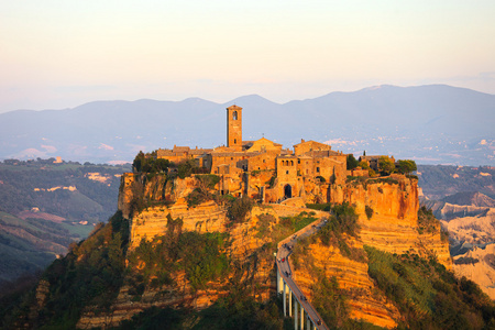 奇维塔 di Bagnoregio 具有里程碑意义，在日落鸟瞰全景图