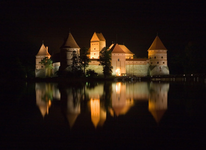 在晚上 trakai 城堡