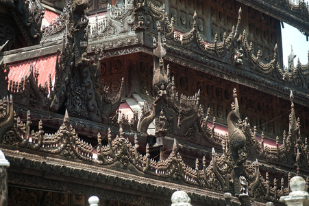 在 Shwenandaw Monastery 在曼德勒，缅甸木雕