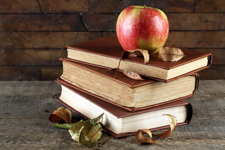 苹果与书籍和干树叶