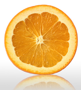 孤立在白色背景上的新鲜橘子的切片