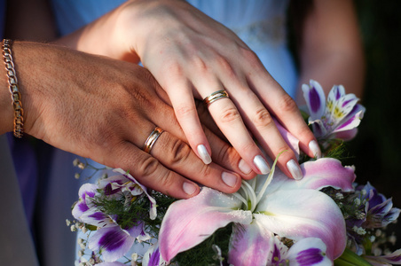 两个手结婚戒指和鲜花
