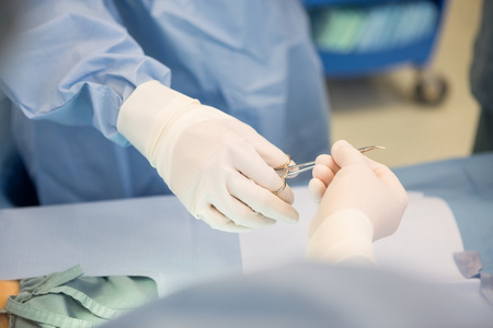 外科医生在手术过程中通过外科剪刀