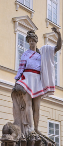 在利沃夫市场 Rynok 中央广场的古代雕像