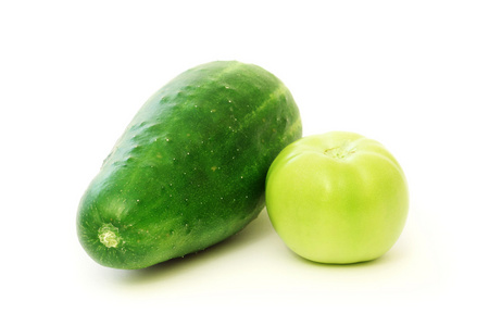 绿色番茄和黄瓜上白色孤立