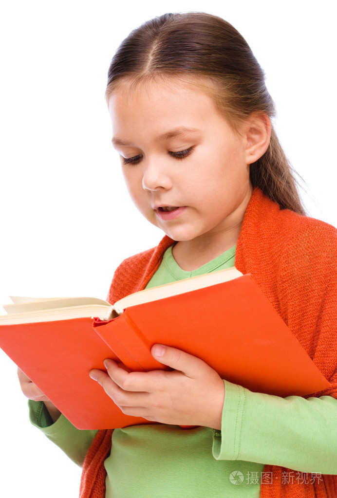 可爱的小女孩正在看书