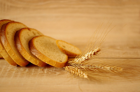新鲜的面包和木制的桌子上小麦的组成
