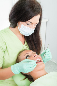 女牙医检查口腔卫生图片