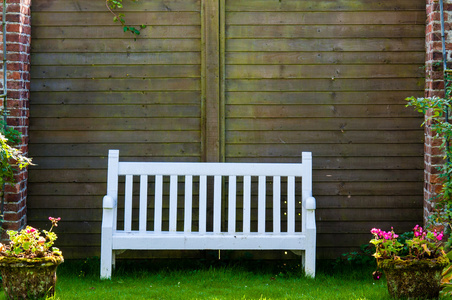 白色花园板凳在英语的花园里，复古彩色滤光片的应用
