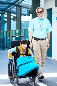 男人身边，小男孩在轮椅外医疗外交事务委员会