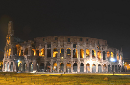 晚上在罗马，意大利雄伟古斗兽场