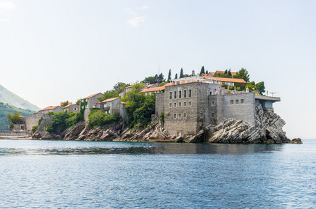 与古代堡垒和 Sveti Stefan 在黑山石屋著名岛屿酒店