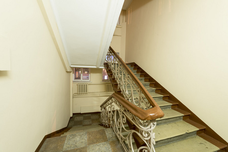 在莫斯科旧公寓楼的入口的楼梯
