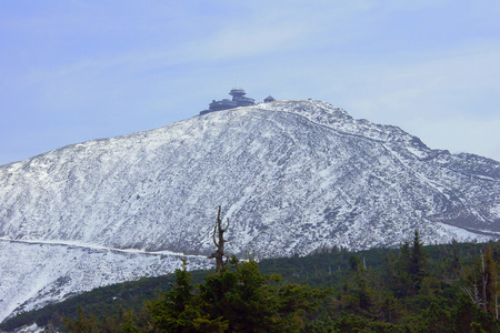 白雪覆盖的山边坡和住所