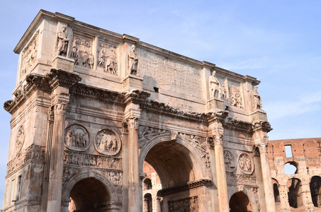 凯旋的君士坦丁拱门和蓝色的天空，意大利罗马竞技场