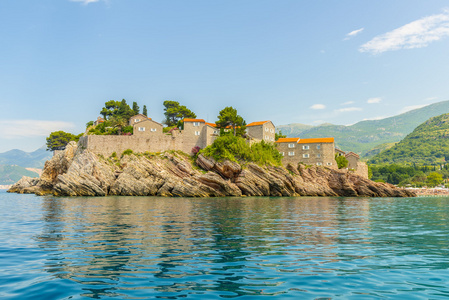 与古代堡垒和 Sveti Stefan 在黑山石屋著名岛屿酒店