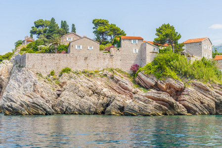 与古代堡垒和 Sveti Stefan 在黑山石屋著名岛屿酒店