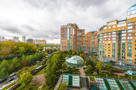 现代公寓楼和码的新莫斯科秋天区景观