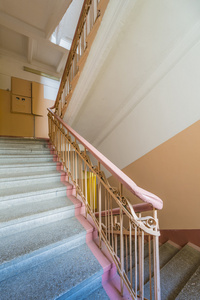 在莫斯科旧公寓楼的入口的楼梯