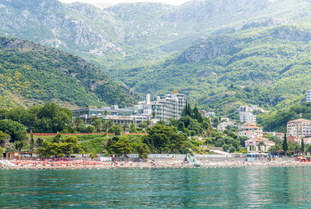 地中海海岸 海滩 酒店背景布德瓦山区。黑山