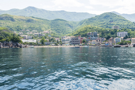 地中海海岸 海滩 酒店背景布德瓦山区。黑山