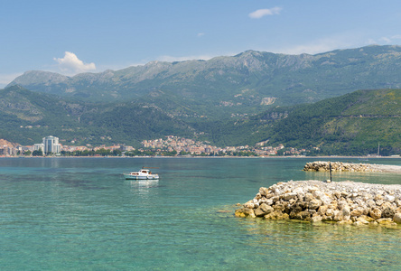 地中海海岸 海滩 酒店背景布德瓦山区。黑山