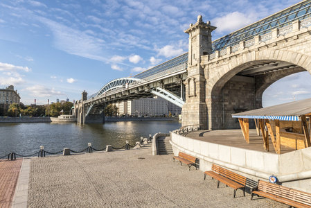 路堤和莫斯科河上的桥