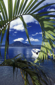 阿蒂特兰米特湖，托利曼和圣佩德罗的火山在后面，在危地马拉的帕纳贾切尔镇在中美洲。