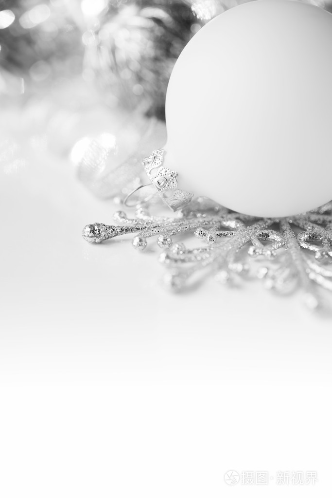 为文本空间的白色背景上的白色圣诞饰品