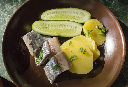 青鱼土豆和黄瓜的鱼片