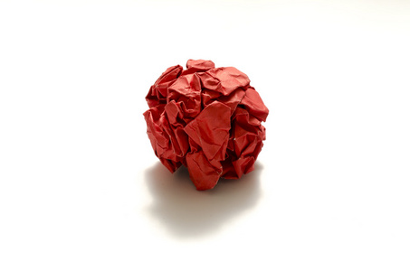 红弄皱的纸球
