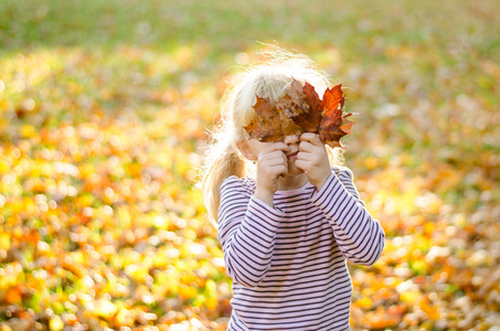 在秋天的公园里的金发女孩