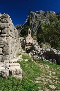山区的黑山中世纪古老的教堂