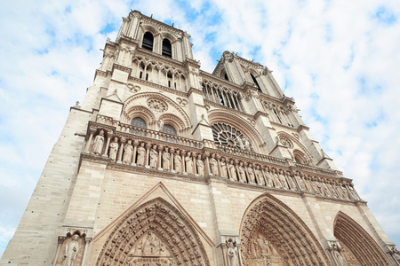 在巴黎，低角度的圣母院大教堂
