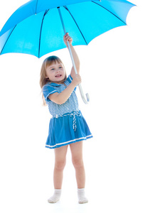 性格开朗的小女孩，用蓝色的伞