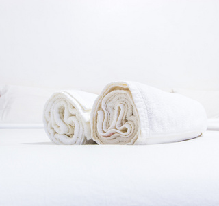 白色的床和床上的毛巾