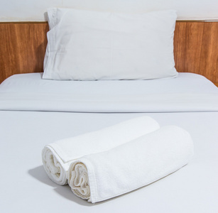 白色的床和床上的毛巾