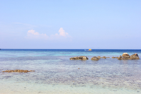 岩石，大海和蓝天利普岛泰国