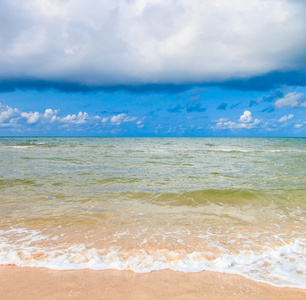 海砂海滩在阳光灿烂的日子