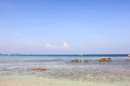 岩石，大海和蓝天利普岛泰国