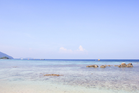 岩石，大海和蓝天利普岛泰国