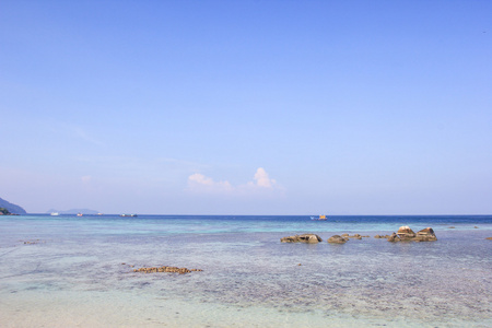 岩石，大海和蓝天利普岛泰国