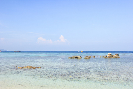 岩石，大海和蓝天利普岛泰国