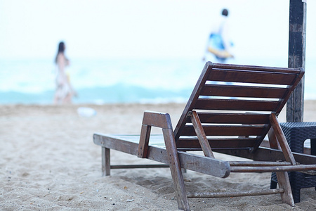 在沙滩上日光浴浴床